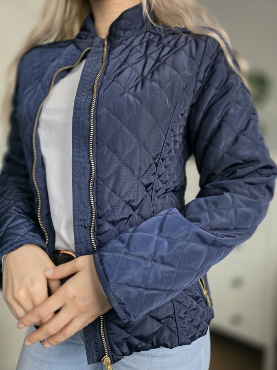 Granatowa kurtka damska  ze złotymi okuciami pikowana wiosna