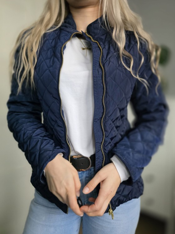 Granatowa kurtka damska  ze złotymi okuciami pikowana wiosna