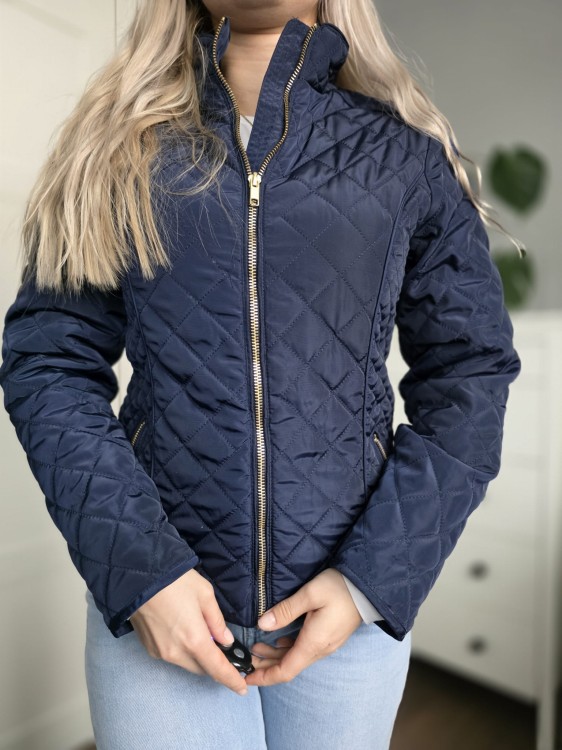Granatowa kurtka damska  ze złotymi okuciami pikowana wiosna