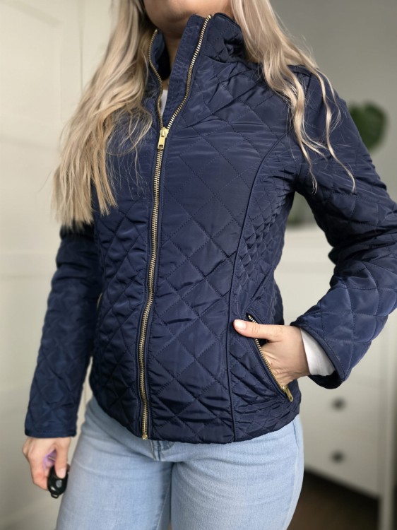 Granatowa kurtka damska  ze złotymi okuciami pikowana wiosna