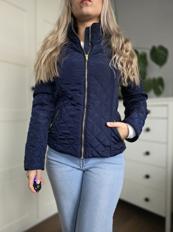 Granatowa kurtka damska  ze złotymi okuciami pikowana wiosna
