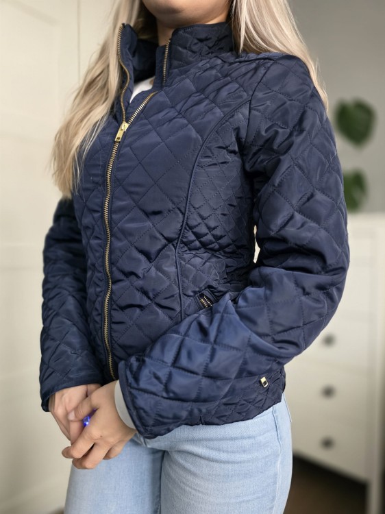 Granatowa kurtka damska  ze złotymi okuciami pikowana wiosna