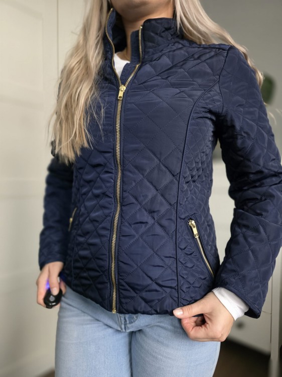 Granatowa kurtka damska  ze złotymi okuciami pikowana wiosna