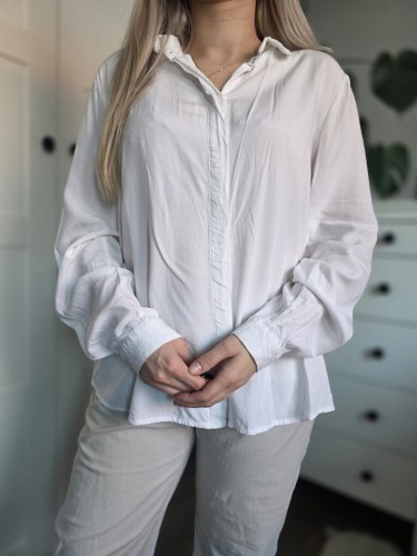 Biała klasyczna damska koszula wiskoza elegancka kryte guziki