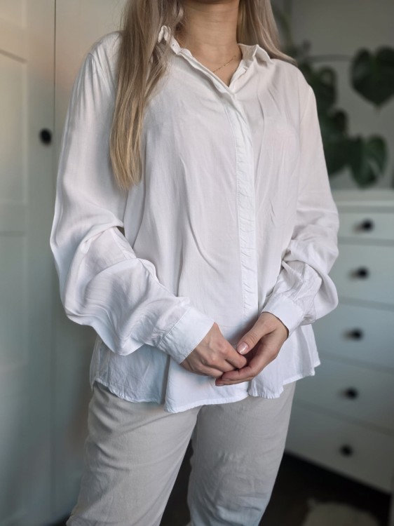 Biała klasyczna damska koszula wiskoza elegancka kryte guziki