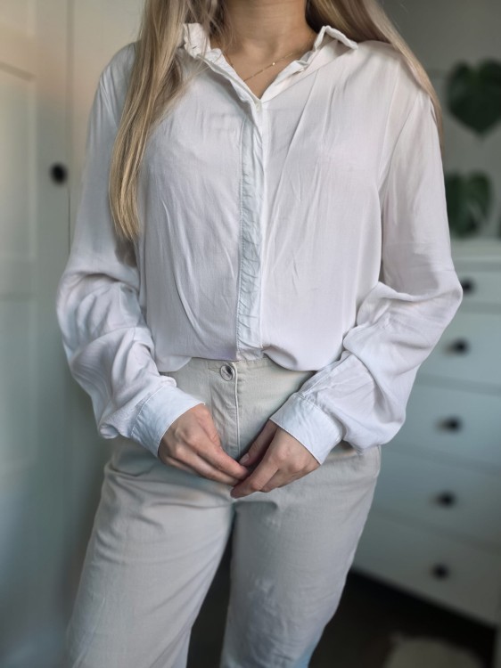 Biała klasyczna damska koszula wiskoza elegancka kryte guziki