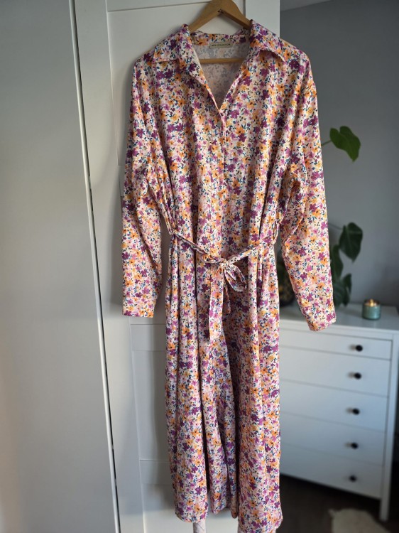 Sukienka maxi szmizjerka w kwiaty na guziki z paskiem wiskoza plus size