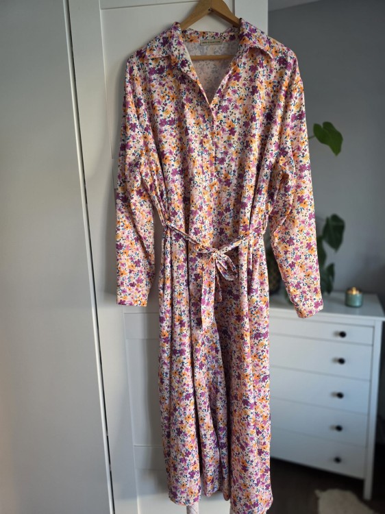 Sukienka maxi szmizjerka w kwiaty na guziki z paskiem wiskoza plus size