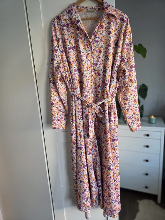 Sukienka maxi szmizjerka w kwiaty na guziki z paskiem wiskoza plus size