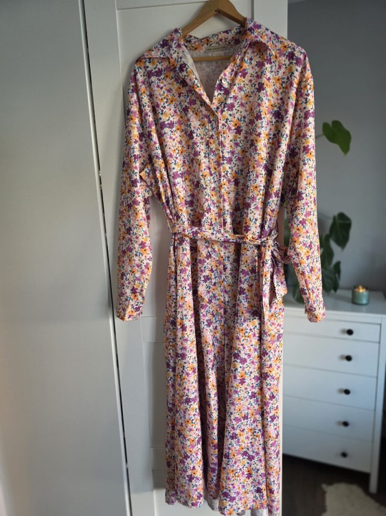 Sukienka maxi szmizjerka w kwiaty na guziki z paskiem wiskoza plus size