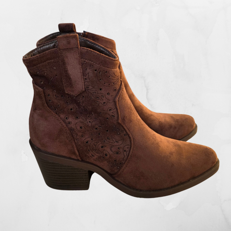 botki-zamszowe-damskie-eleganckie-modne-na-co-dzien.jpg Modne i eleganckie botki damskie z zamszu ekologicznego na co dzień