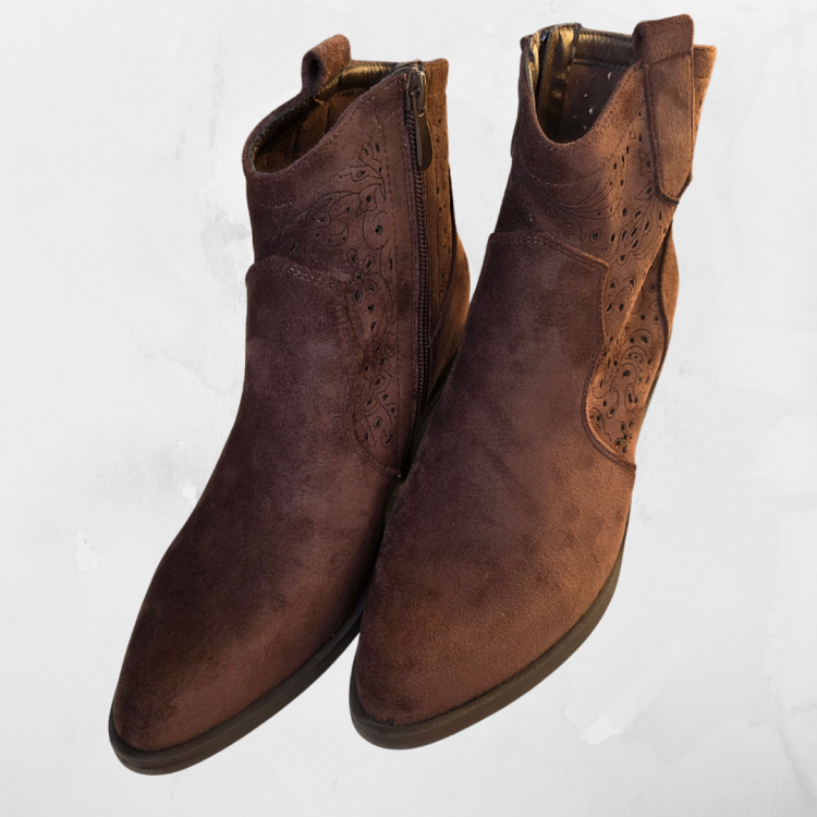 botki-damskie-zamszowe-na-obcasie-stylowe-do-sukienki.jpg Stylowe botki damskie z ekozamszu na obcasie, idealne do sukienki i eleganckich stylizacji