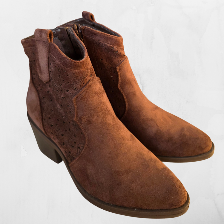 botki-zamszowe-damskie-casual-wygodne-na-spacer.jpg Wygodne botki damskie z ekozamszu w stylu casual, idealne na spacer