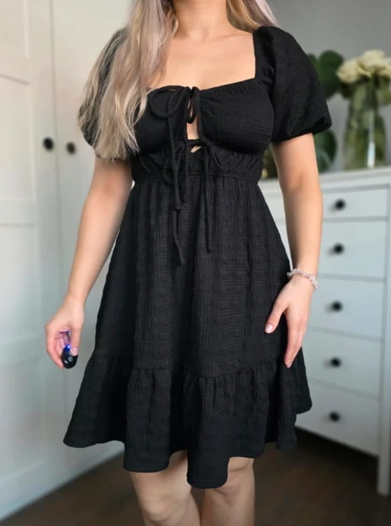 Czarna sukienka baby doll mini tłoczona z metką XS/S elegancka nowa