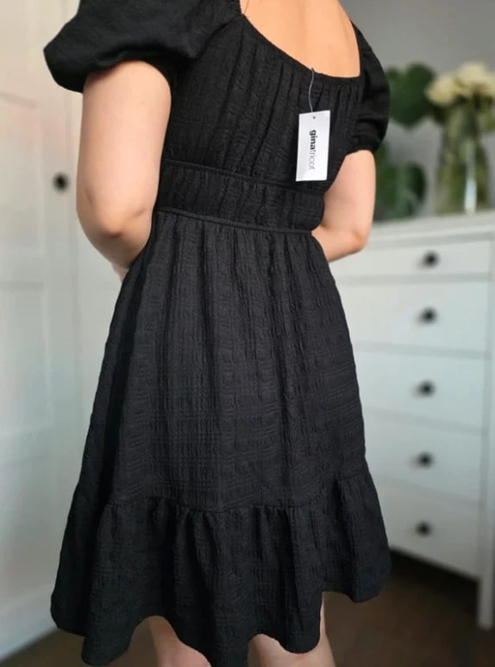 Czarna sukienka baby doll mini tłoczona z metką XS/S elegancka nowa