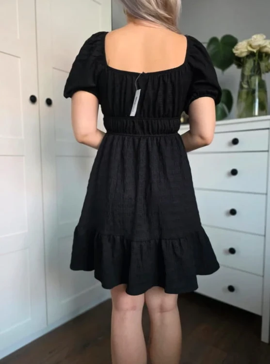 Czarna sukienka baby doll mini tłoczona z metką XS/S elegancka nowa