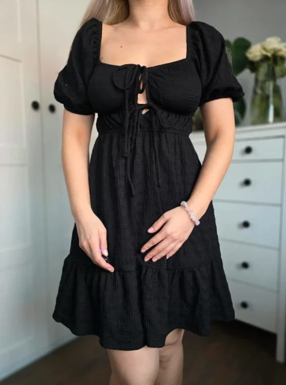 Czarna sukienka baby doll mini tłoczona z metką XS/S elegancka nowa