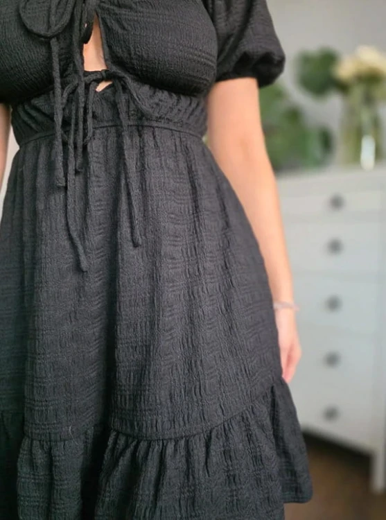 Czarna sukienka baby doll mini tłoczona z metką XS/S elegancka nowa