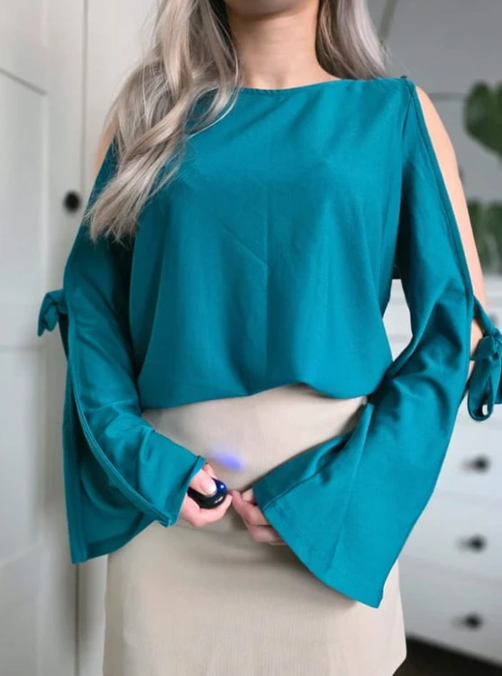 Zielona bluzka elegancka z kokardami na rękawach rozcięcia V by Very M 38