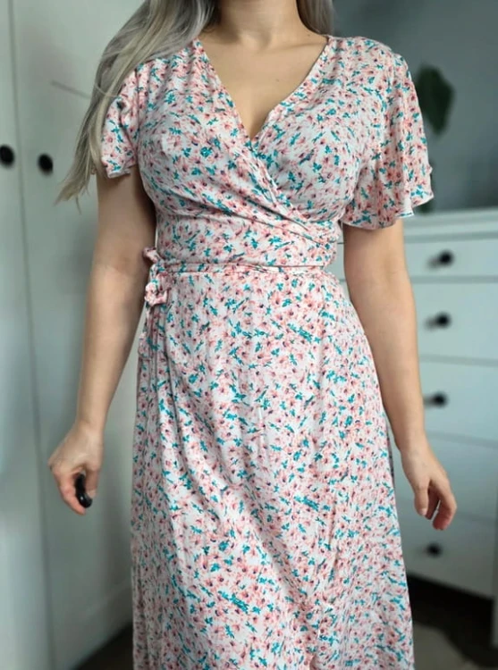 Sukienka kopertowa w kwiaty midi wiosenna wiązana pudrowy róż turkus S 36