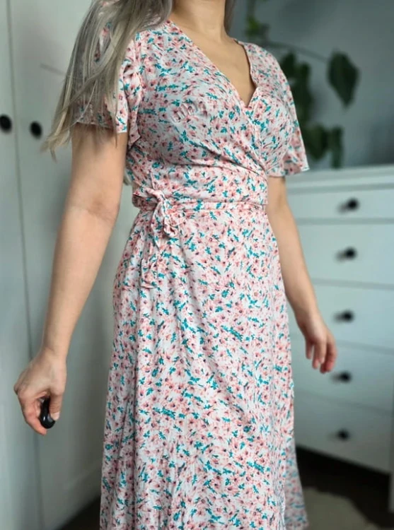 Sukienka kopertowa w kwiaty midi wiosenna wiązana pudrowy róż turkus S 36