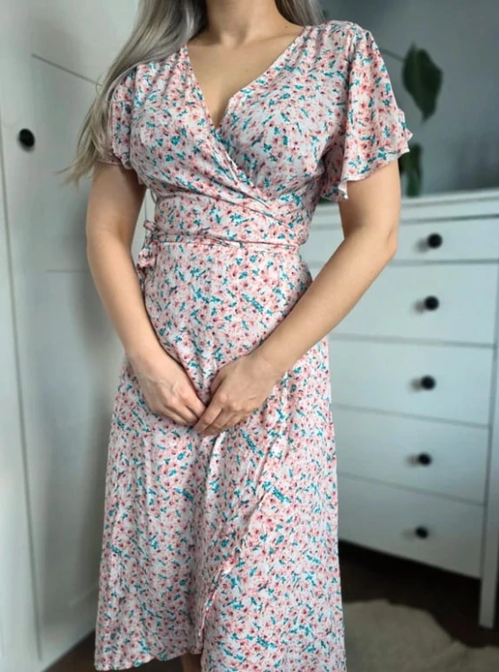 Sukienka kopertowa w kwiaty midi wiosenna wiązana pudrowy róż turkus S 36