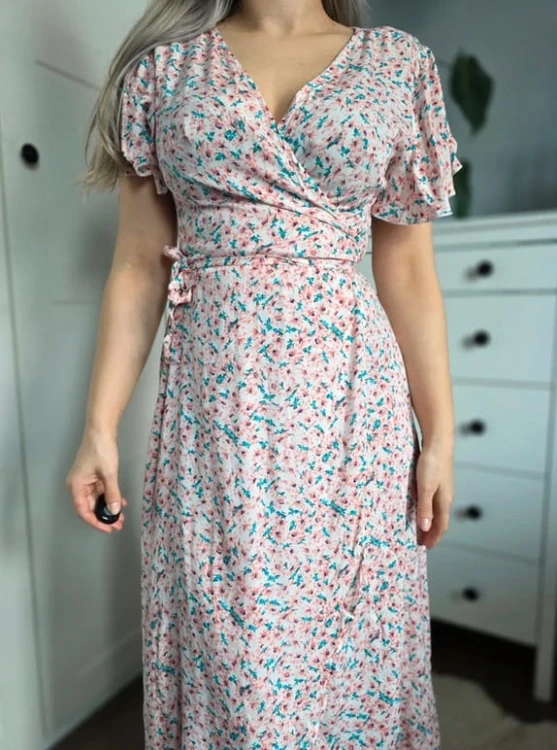 Sukienka kopertowa w kwiaty midi wiosenna wiązana pudrowy róż turkus S 36