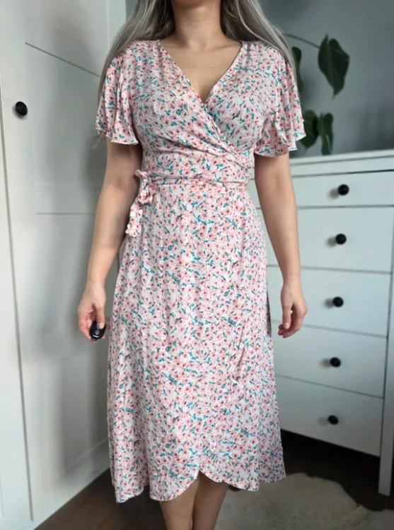 Sukienka kopertowa w kwiaty midi wiosenna wiązana pudrowy róż turkus S 36
