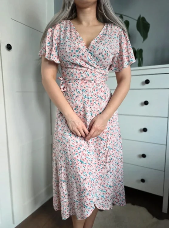 Sukienka kopertowa w kwiaty midi wiosenna wiązana pudrowy róż turkus S 36