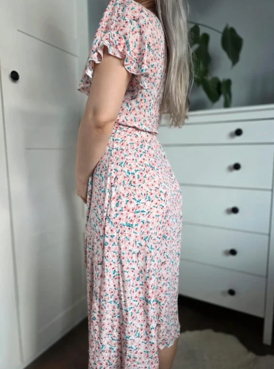 Sukienka kopertowa w kwiaty midi wiosenna wiązana pudrowy róż turkus S 36