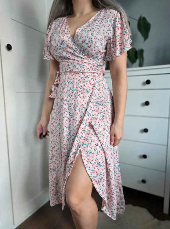 Sukienka kopertowa w kwiaty midi wiosenna wiązana pudrowy róż turkus S 36