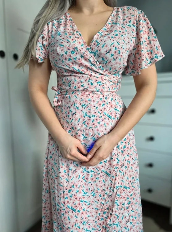 Sukienka kopertowa w kwiaty midi wiosenna wiązana pudrowy róż turkus S 36