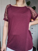 Burgundy t-shirt with lace on the sleeves