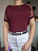 Burgundy t-shirt with lace on the sleeves