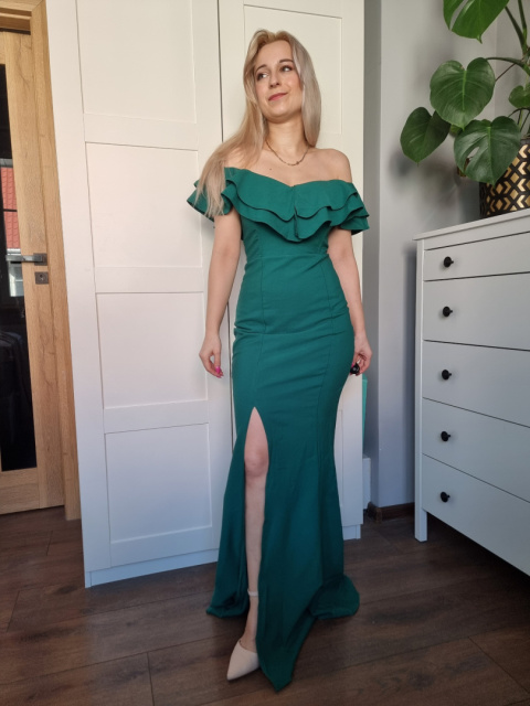 Green maxi dress without shoulders for a wedding