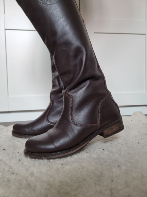 Czekoladowe kozaki Guess, r. 38 skóra naturalna Model Anna GSB3ANN BN-38 Czekoladowe kozaki Guess, r. 38 skóra naturalna Model Anna GSB3ANN BN-38