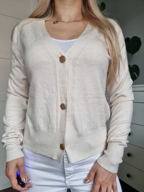 Elegancki kremowy sweterek / kargidan z wiskozą Elegancki kremowy sweterek / kargidan z wiskozą