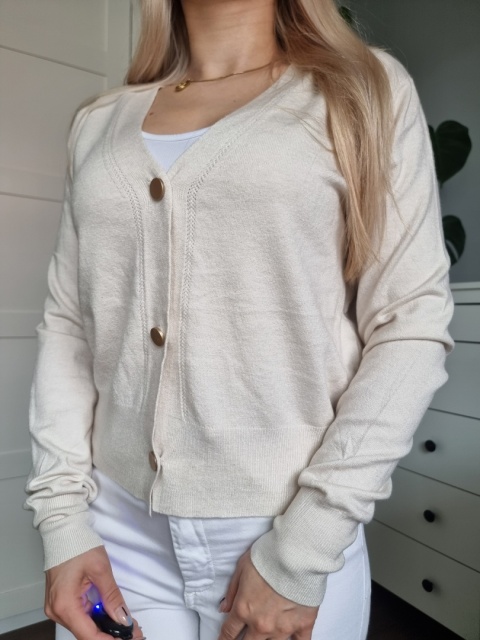 Elegancki kremowy sweterek / kargidan z wiskozą Elegancki kremowy sweterek / kargidan z wiskozą