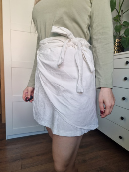 Śnieżnobiała spódniczka na zakładkę, wiązana, krótka, r. M