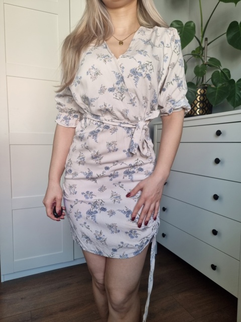 Feminine dress, cream with small light blue flowers, puff sleeves, waist tie, viscose, size S Feminine dress, cream with small light blue flowers, puff sleeves, waist tie, viscose, size S