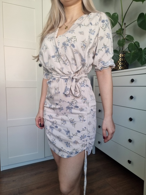Feminine dress, cream with small light blue flowers, puff sleeves, waist tie, viscose, size S Feminine dress, cream with small light blue flowers, puff sleeves, waist tie, viscose, size S