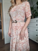 Delikatna sukienka w kwiaty, odcienie różu, z falbaną