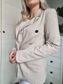 Elegncka beżowa marynarka ze złotymi guzikami