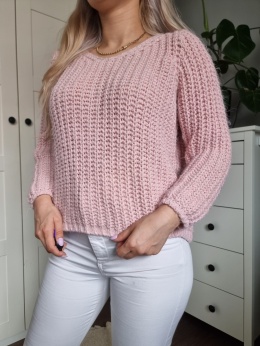 Rożeowy sweter z moherem i wełną, złota nitka