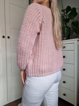 Rożeowy sweter z moherem i wełną, złota nitka