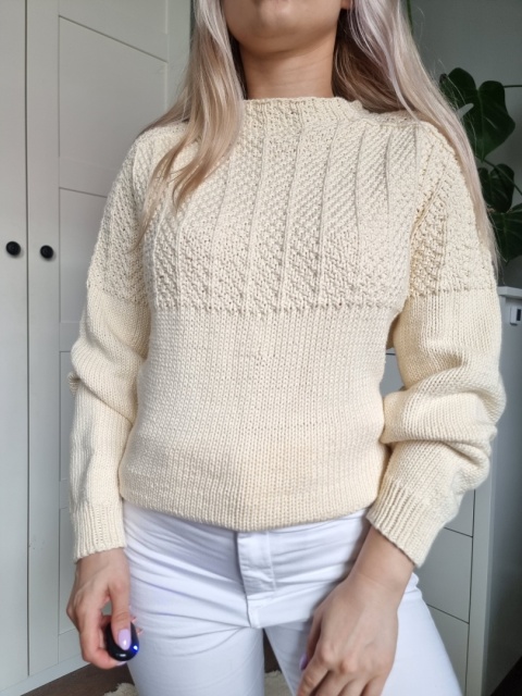 Kremowy sweter z dzierganiem hand made Kremowy sweter z dzierganiem hand made