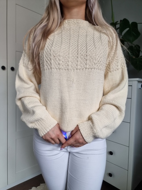 Kremowy sweter z dzierganiem hand made Kremowy sweter z dzierganiem hand made