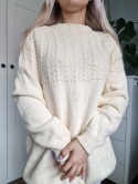 Kremowy sweter z dzierganiem hand made