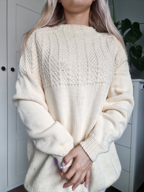 Kremowy sweter z dzierganiem hand made Kremowy sweter z dzierganiem hand made